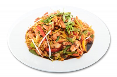 נודלס מוקפץ עם נתחי עוף 